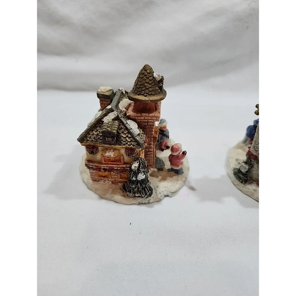 Windsor Collection Resin School & Inn Lot (2) With Christmas Scenes